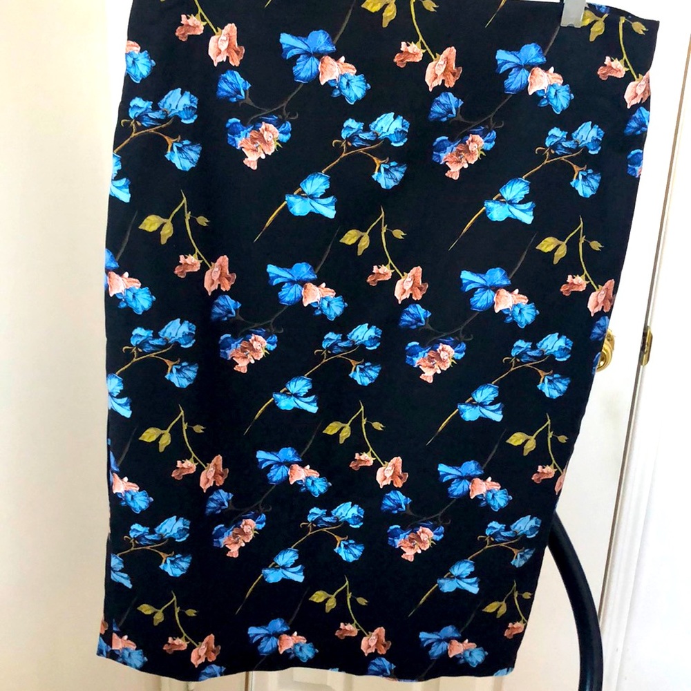 Black pencil cotton skirt with the bright flowers pattern
